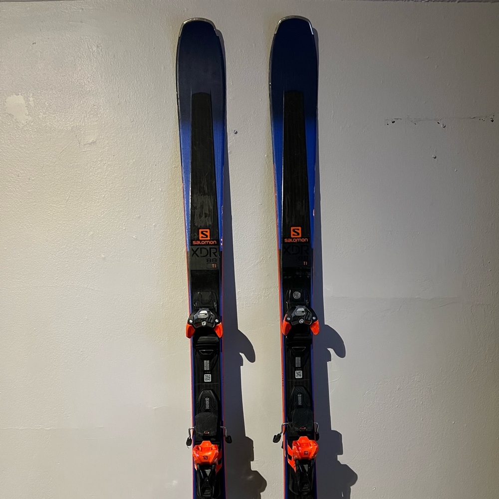 Salomon XDR skis with bindings.